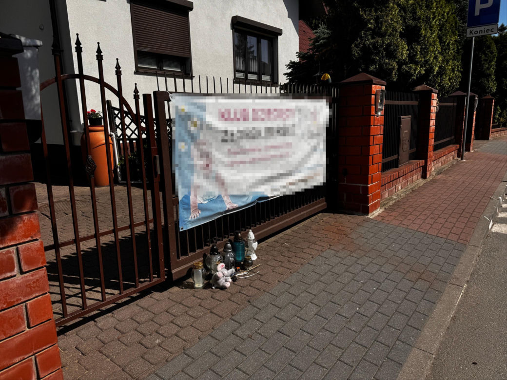 Misie i morze zniczy pod zamkniętym klubem. Ząbki nie mogą otrząsnąć się po śmierci 2-latka