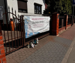 Pluszaki i lampiony przed zamkniętym klubem w Ząbkach. Ciało 2-latka wyłowiono z wody