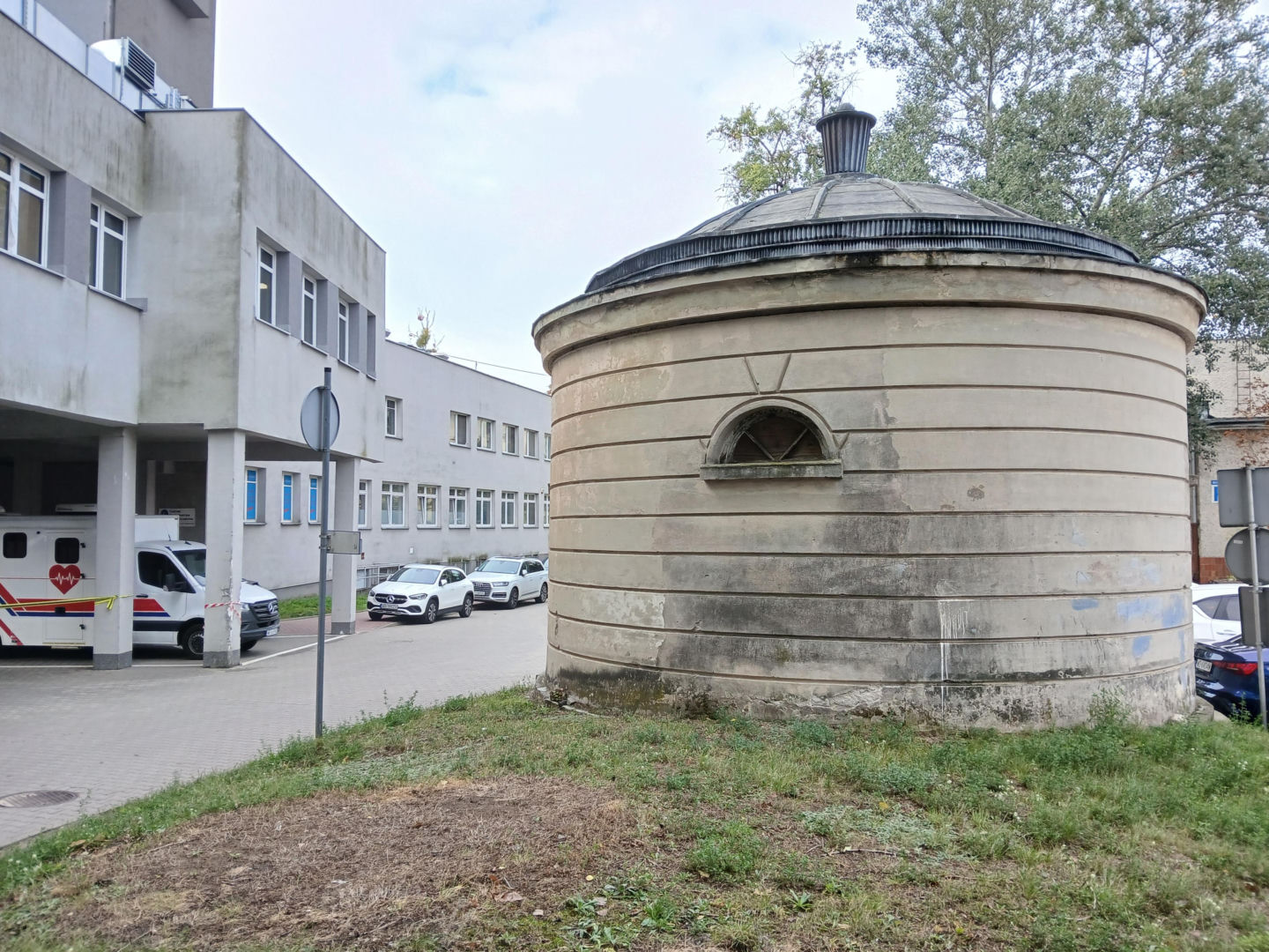 Zabytkowa rotunda na terenie szpitala MSWiA w Warszawie