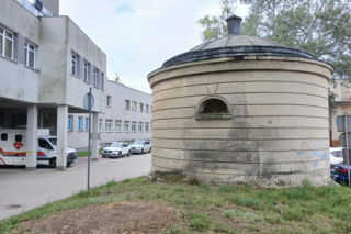 Zabytkowa rotunda na terenie szpitala MSWiA w Warszawie