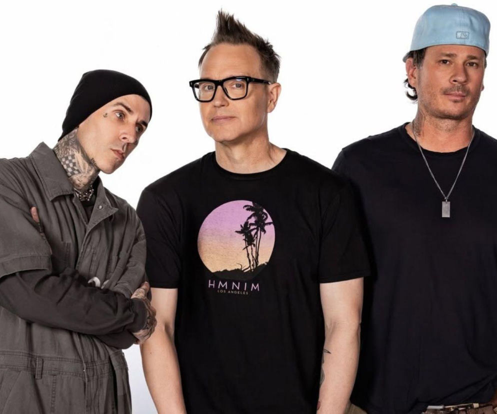 Muzycy zespołu Blink-182 stoją obok siebie. O pracach nad ich nowym albumem przeczytasz na EskaRock.