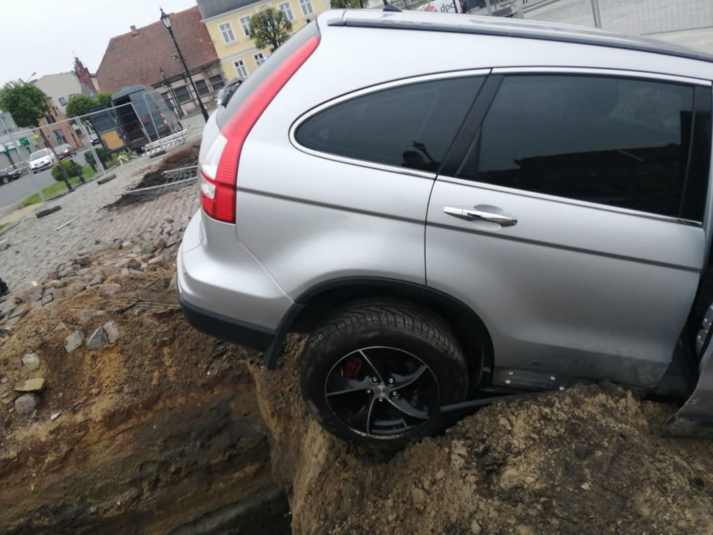 Samochód wpadł do wykopu na rynku w Gostyniu