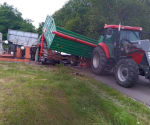 Wjechał w przyczepy rolnicze i uciekł do lasu bo bał się konsekwencji 
