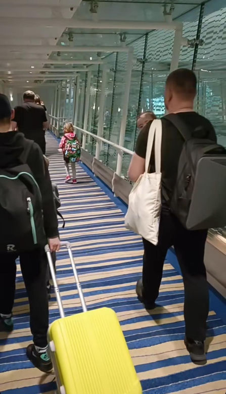 Rodzina pięcioraczków już w Tajlandii. Pokazali dom z basenem