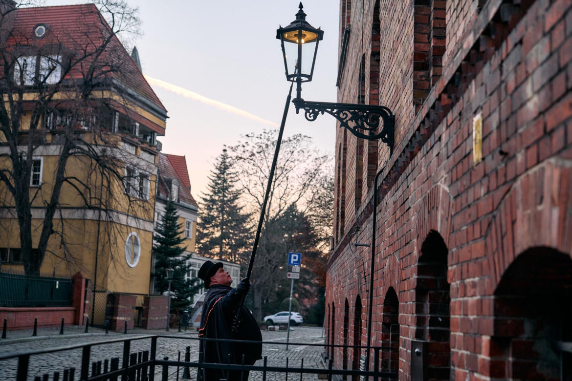 Wrocławski latarnik zapala 99 lamp gazowych