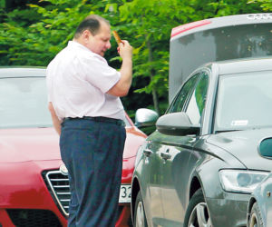Rysiu! wyciągnij koszulkę z majtek