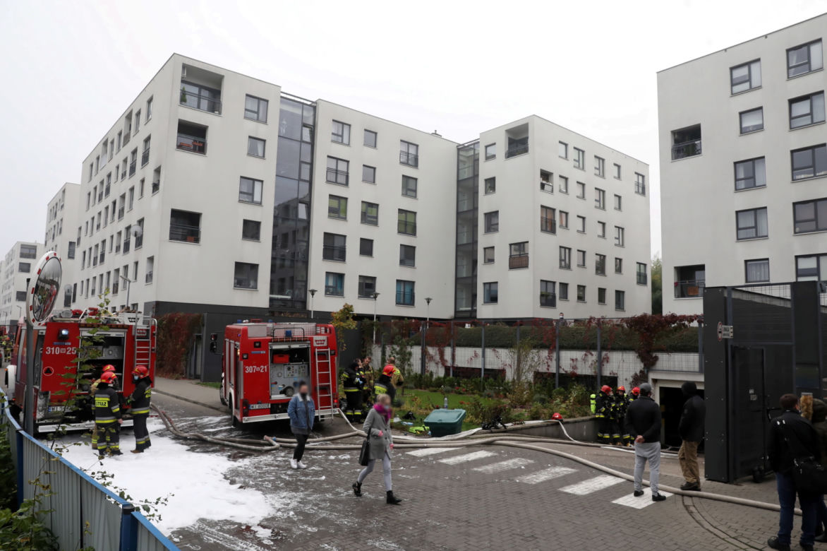 Spłonęło 20 samochodów. Budynek przy Górczewskiej nie nadaje się do zamieszkania