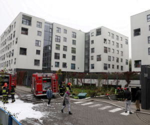 Spłonęło 20 samochodów. Budynek przy Górczewskiej nie nadaje się do zamieszkania