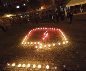 Strajk Kobiet w Lesznie ze zniczami w tle