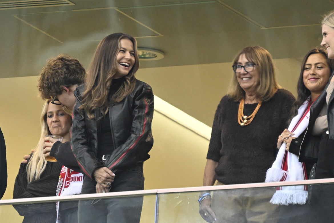 Anna Lewandowska z teściową i jej partnerem na meczu Polska - Bośnia