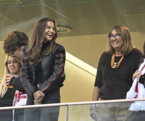 Anna Lewandowska z teściową i jej partnerem na meczu Polska - Bośnia