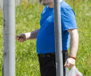 Karol Karski objada się malinami