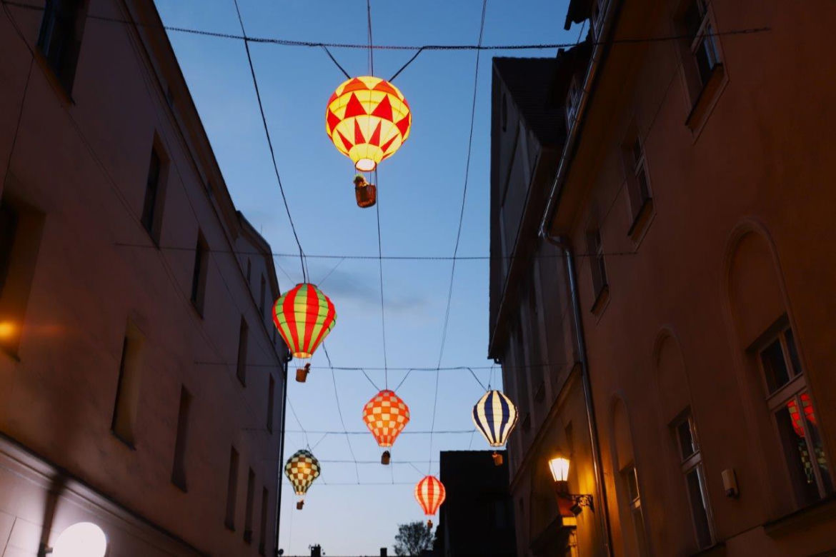 Kolorowe balony z podróżnikami w koszykach nową atrakcją w centrum Pszczyny