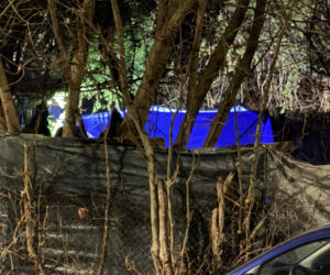 Kryminalni i technicy w białych kombinezonach na Mokotowie. Co się stalo?