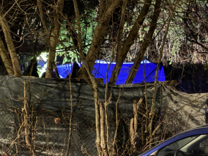 Kryminalni i technicy w białych kombinezonach na Mokotowie. Co się stalo?