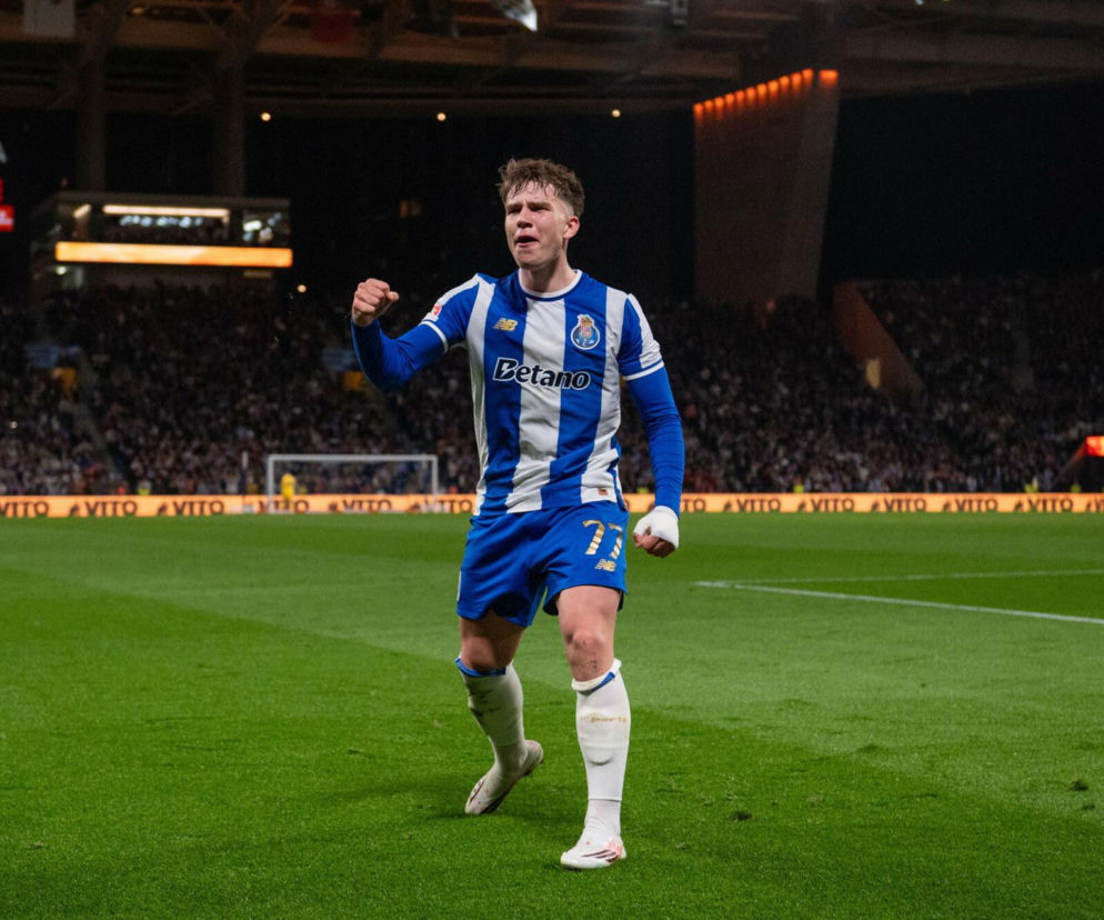 Oskar Pietuszewski w barwach FC Porto cieszy się po strzelonym golu. O zwycięstwie Polaka przeczytasz na SE Supersport.