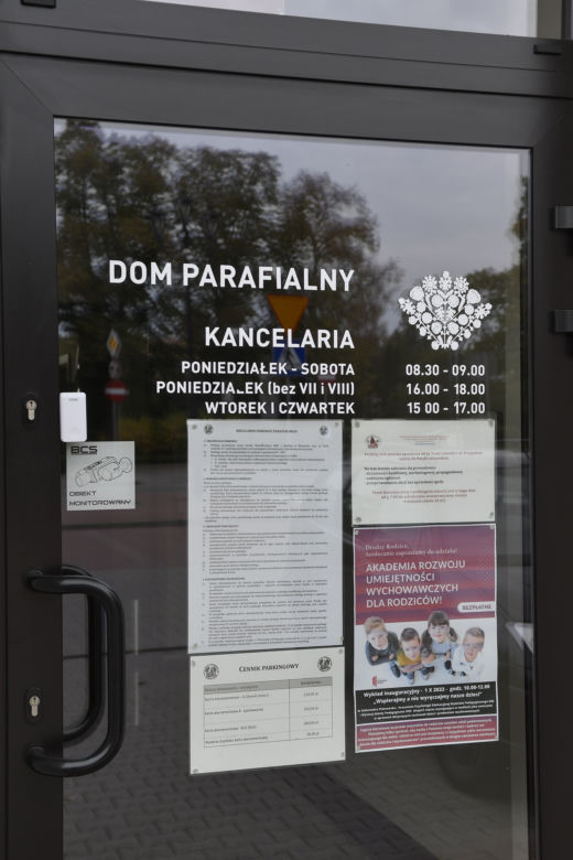 Rodzice puszczają dzieci na ulicę, bo… proboszcz wprowadził abonament za parking. "Gdzie teraz mamy parkować?"