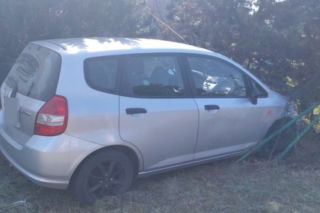 Jeden kręcił kierownicą, drugi zmieniał biegi. Razem mieli 6 promili, a podróż skończyli na ogrodzeniu