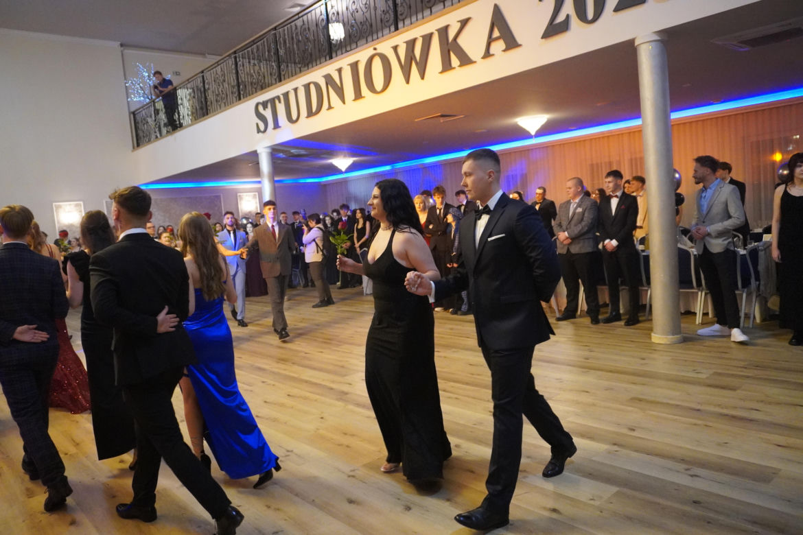 Dwa polonezy na studniówce bydgoskiej Handlówki. W jednym pomogli nauczyciele