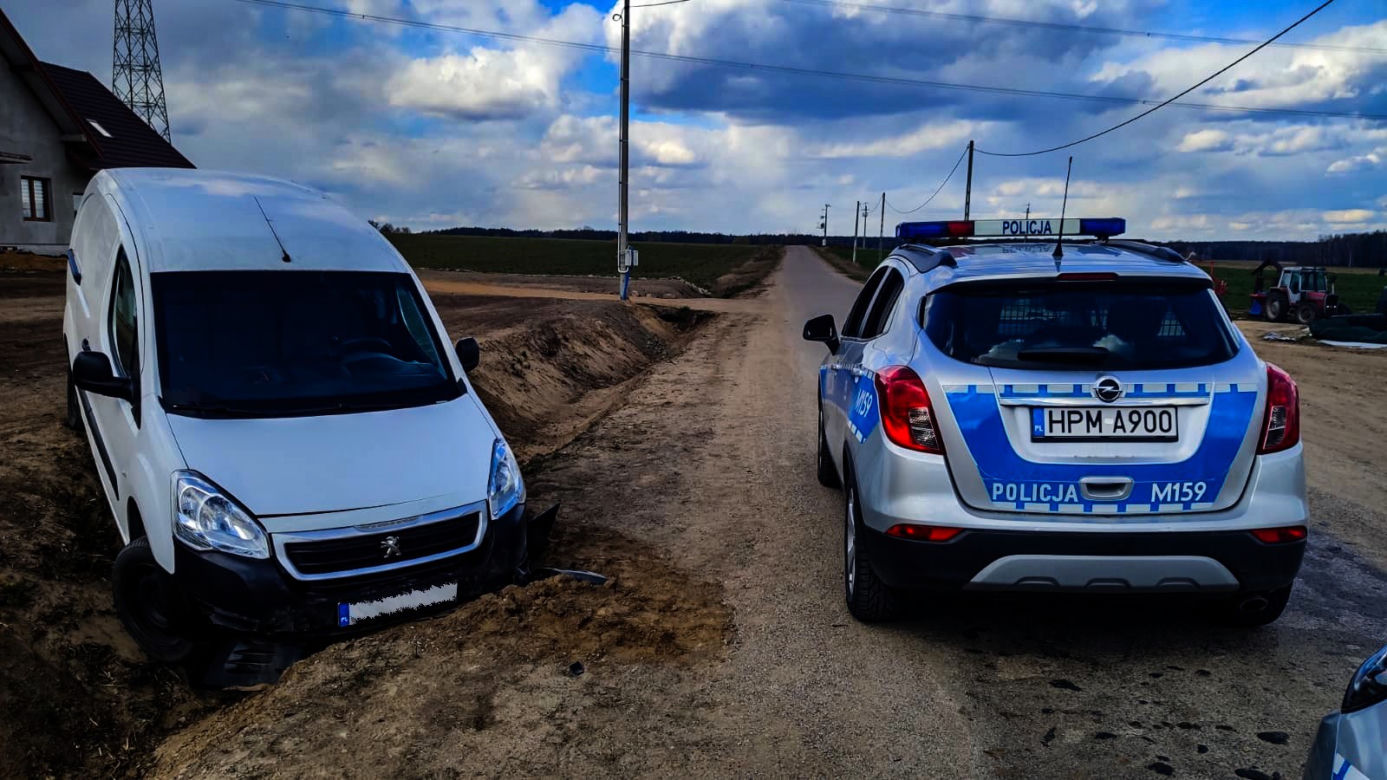 Białystok. Na podwórko wjechał samochód. Auto wpadło do rowu
