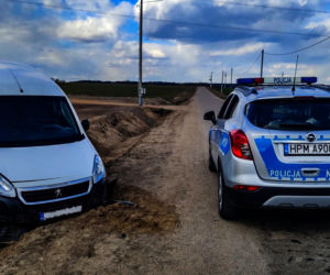 Białystok. Na podwórko wjechał samochód. Auto wpadło do rowu