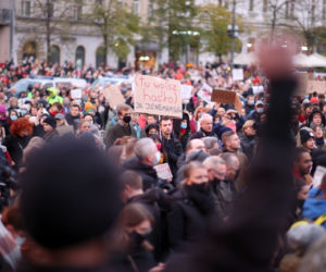 Ani jednej więcej. Kolejny dzień protestów. Ulicami Krakowa przeszedł tłum ludzi [ZDJĘCIA]