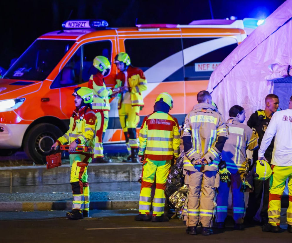 Służby ratownicze przy ambulansie i namiocie medycznym w Berlinie. O ataku podczas Parady Równości przeczytasz w Eska.