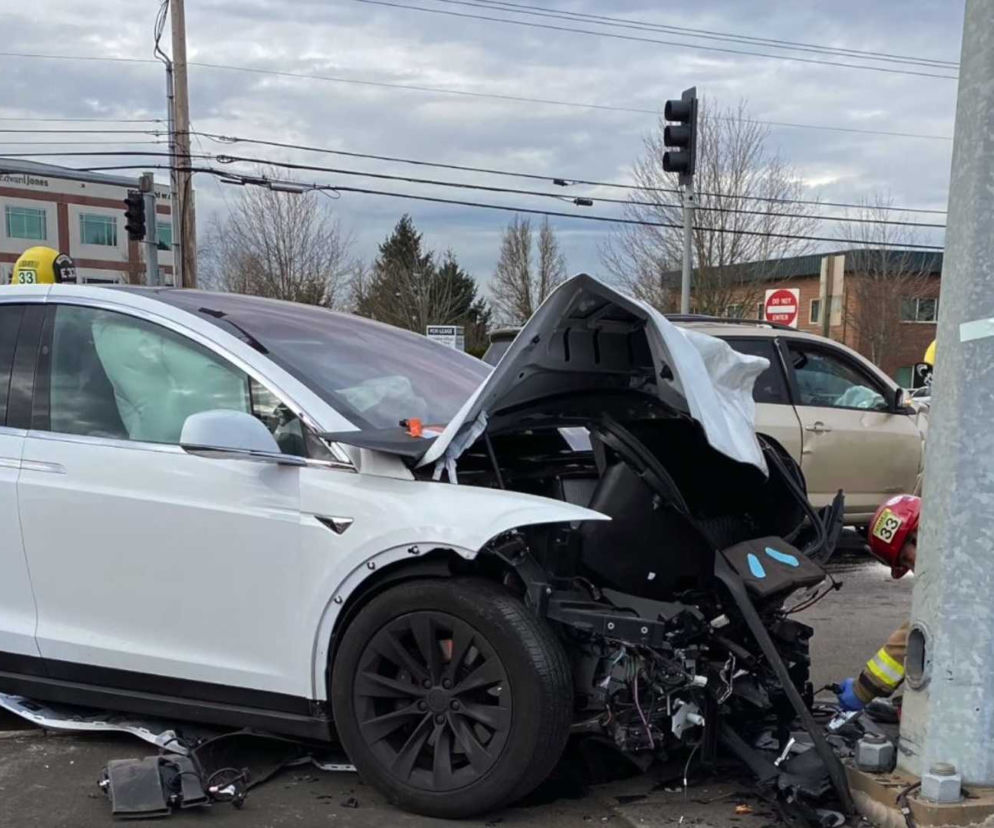 Toyota wymusiła pierwszeństwo, a Tesla przydzwoniła w słup. Moment wypadku nagrały kamery