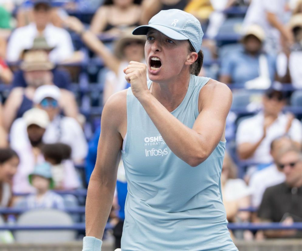 Iga Świątek zaciska pięść w geście triumfu podczas turnieju WTA. O wygranej Polki przeczytasz na SE Supersport.