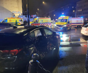 Warszawa. Prywatna karetka na sygnale huknęła w osobówkę. Jedna osoba trafiła do szpitala