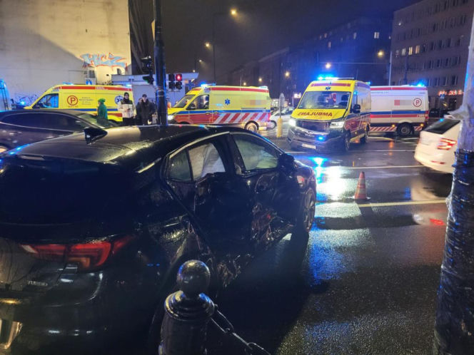 Warszawa. Prywatna karetka na sygnale huknęła w osobówkę. Jedna osoba trafiła do szpitala