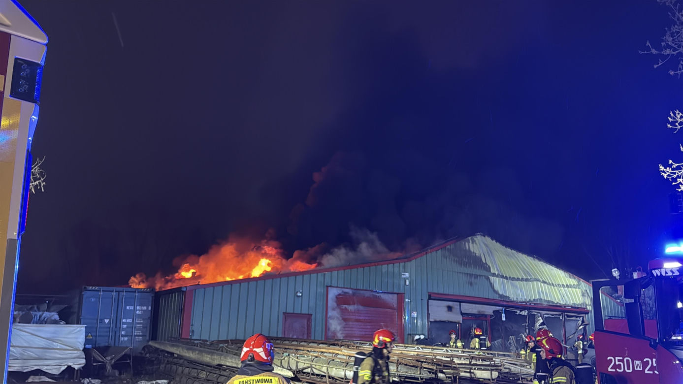 Ogromny pożar na Białołęce. Czarna chmura nad Warszawą