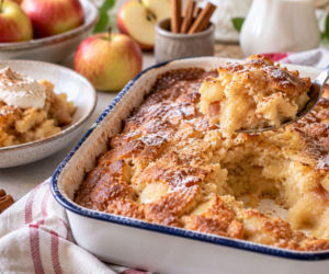 To ciasto nakłada się łyżką. Jabłkowy spoonbread jest tak miękki, że nie potrzeba noża