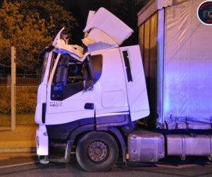 Warszawa. TIR uderzył w stalową belkę pod nowo budowany wiadukt