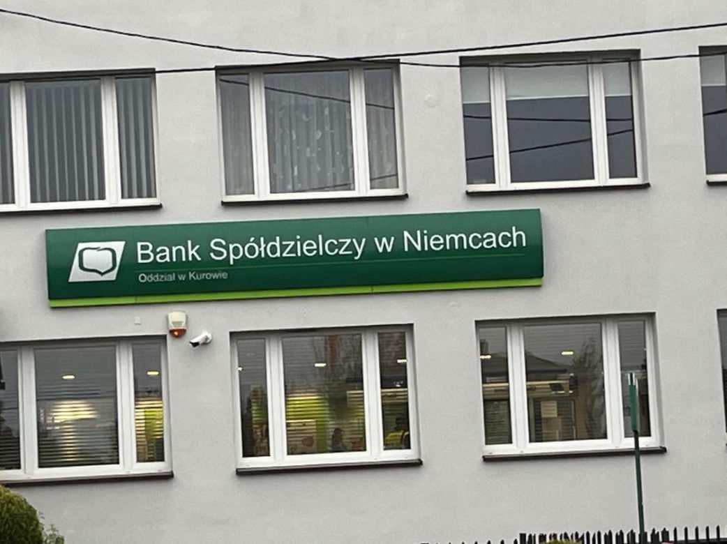 Lubelskie. Kobieta z nożem w ręku napadła na bank. Trwa policyjna obława