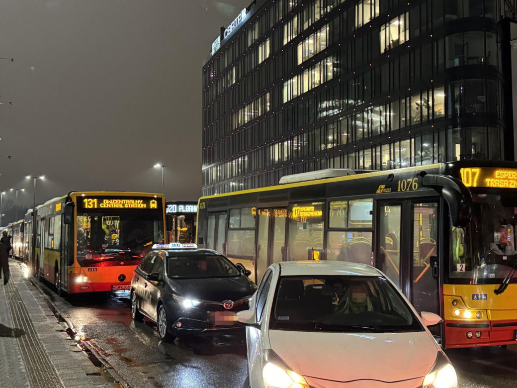 Totalny paraliż Warszawy. Gigantyczne opóźnienia autobusów i tramwajów, kierowcy w korkach