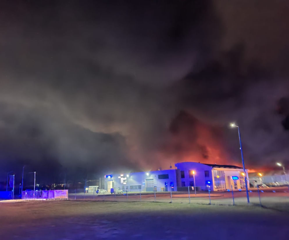 Potężny pożar pod Wrocławiem. Wybuchające baterie spadały na dachy