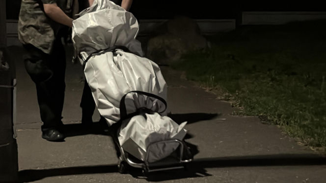 Roman mieszkał z rozkładającym się ciałem brata. Kiedy pojawiły się służby, skoczył z okna i zginął