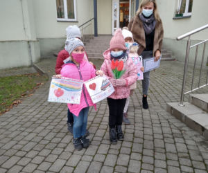 Rysunki z dedykacją dla medyków. Przedszkolaki dziękują im za pracę