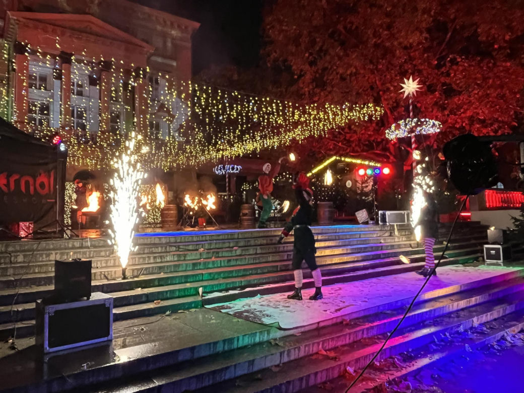 Betlejem Poznańskie 2023. Zimowe Fire Show na placu Wolności w Poznaniu