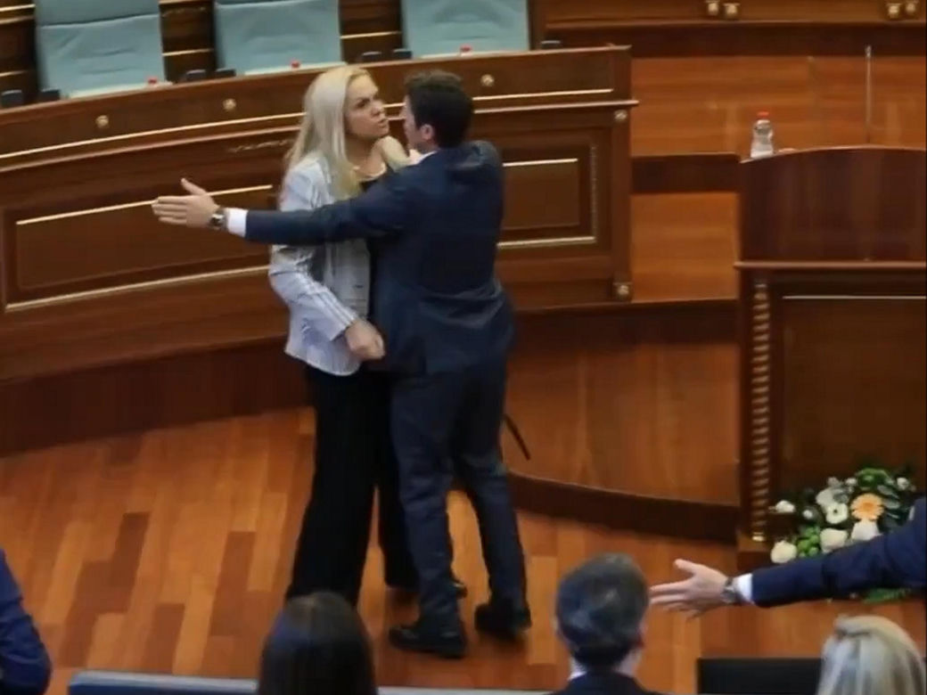 Posłanka obrzuciła premiera jajkami! Wideo hitem sieci