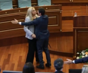 Posłanka obrzuciła premiera jajkami! Wideo hitem sieci