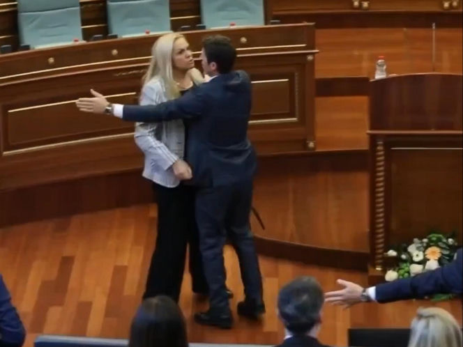Posłanka obrzuciła premiera jajkami! Wideo hitem sieci
