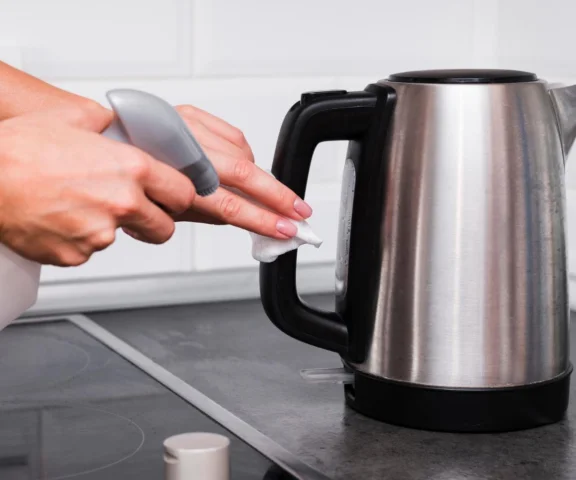 Polacy masowo wyrzucają czajniki elektryczne? To ma być o wiele lepsze. Nie trzeba czyścić, nie pokrywa się kamieniem i zaparza herbatę w 10 sekund