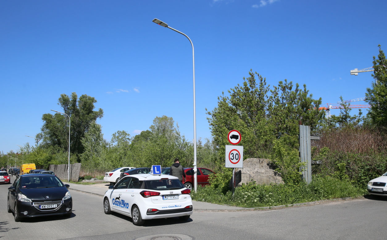 Mieszkańcy chcą tu park, nie kolejny blok. Awantura o działkę we Włochach