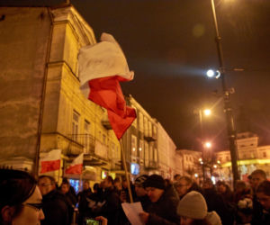 Znicze i flagi pod pomnikami. Lublin uczcił rocznicę 13 grudnia