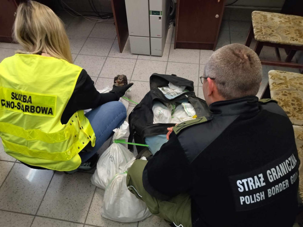 Przemycali 30 kg bursztynu pociągiem z Ukrainy. Zatrzymano maszynistów