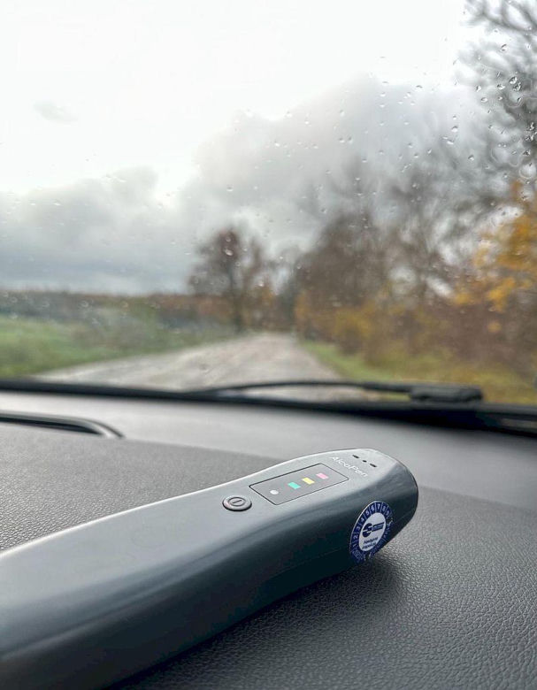 Pijany i odurzony kierowca BMW wjechał w ogrodzenie posesji w Pucku