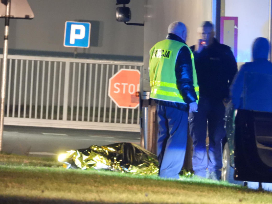 Kierowca toyoty nie przeżył potwornego uderzenia. Jego auto wbiło się w tył naczepy. Policjanci nie wykluczają jednego…