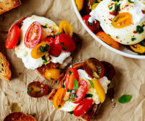 Grzanki z burratą, które smakują jak wakacje we Włoszech. Gotowe w kilka chwil